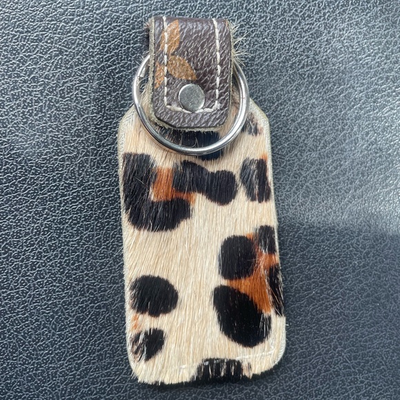Lv x cheetah keychain - Picture 2 of 2